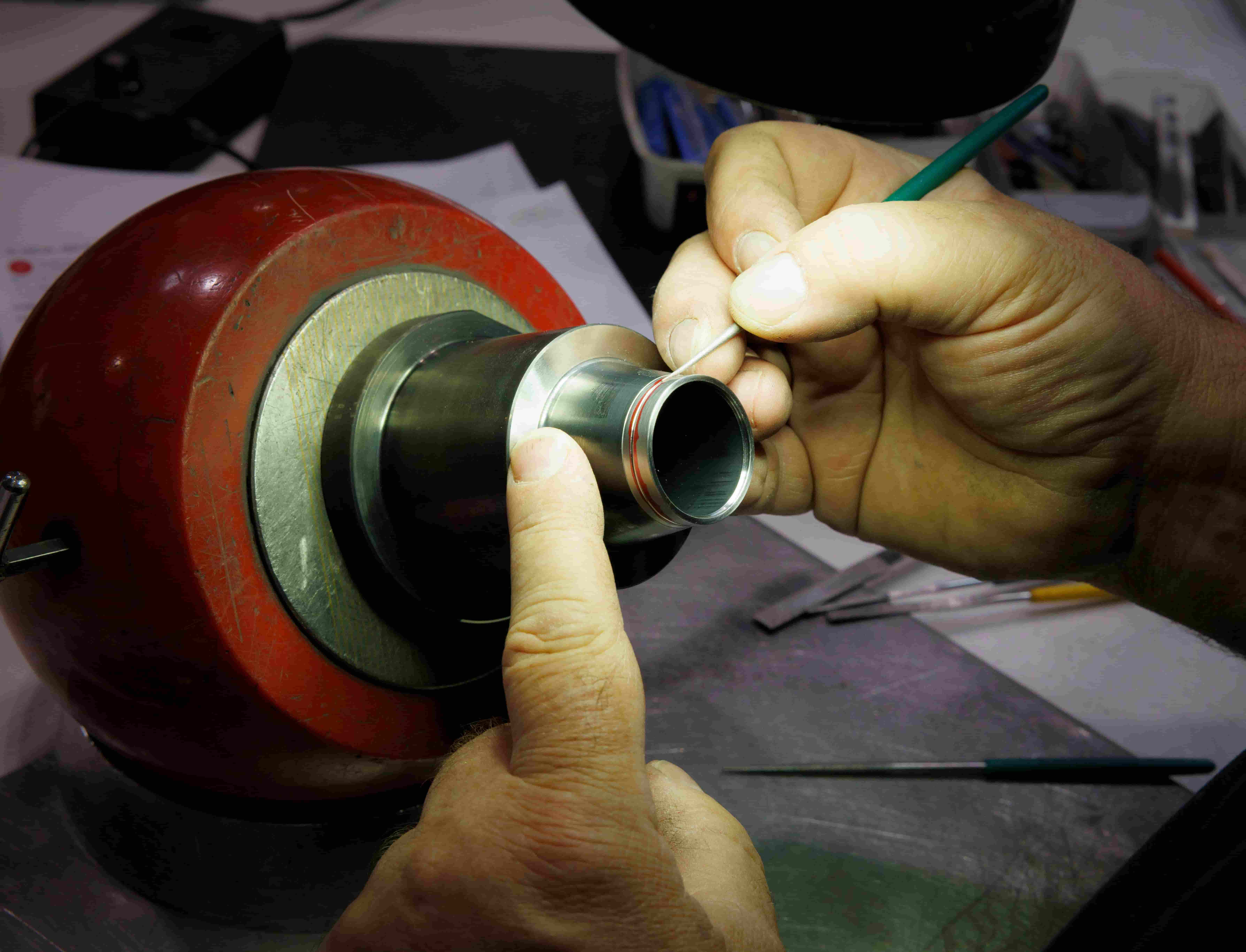 Gros plan sur l’ajustage manuel d’une pièce au poste de travail