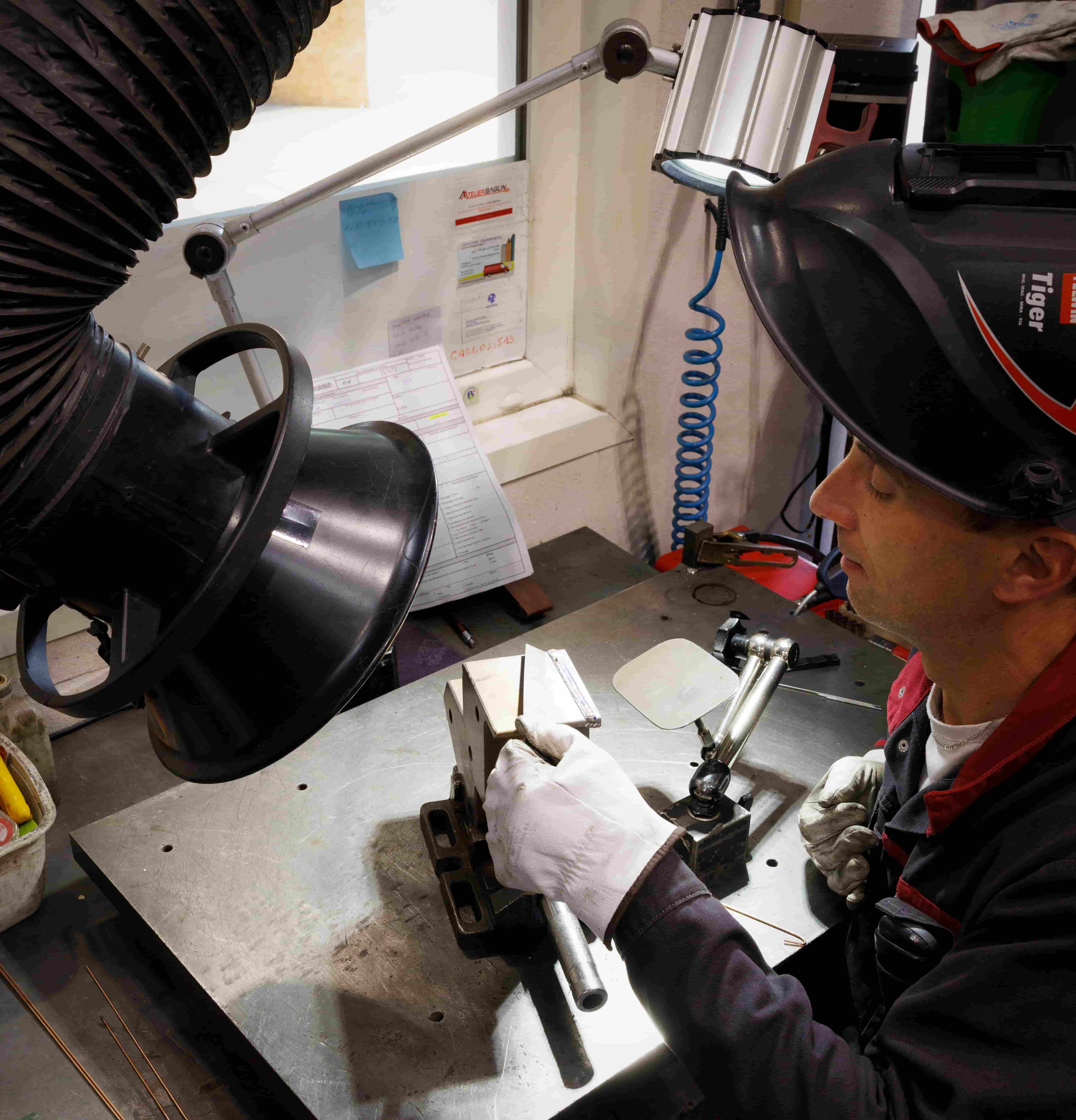 Technicien analysant une soudure TIG sur une pièce métallique
